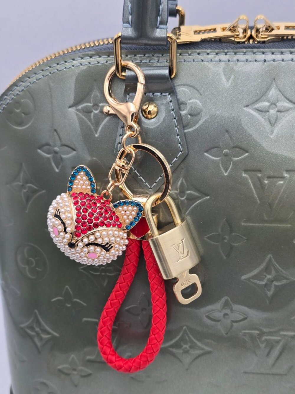 LV Gold Padlock 🔑 Authentic Louis Vuitton Charm + Unbranded Fox Head Keychain - Picture 11 of 12